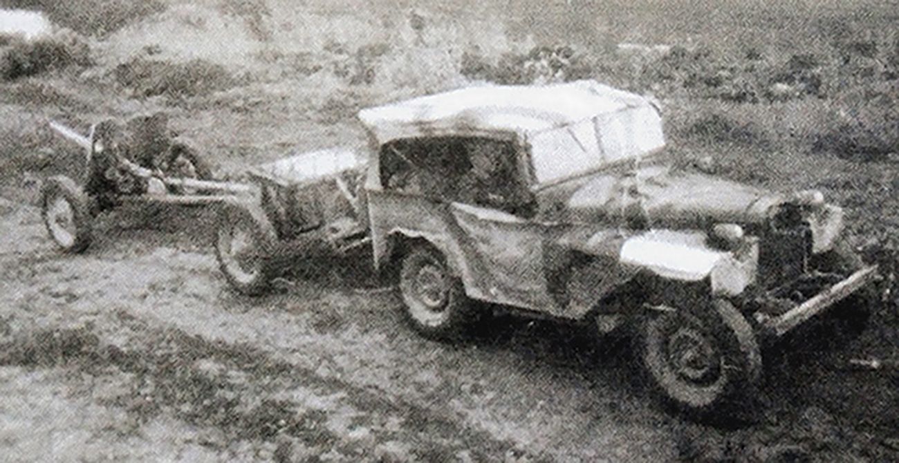 东线苏联战场,苏军一辆GAZ-64军用越野小车正牵引着一门45毫米坦克炮向前线进发。该型车动力不错,在泥泞路上也能轻松地牵引一门轻型火炮行驶。