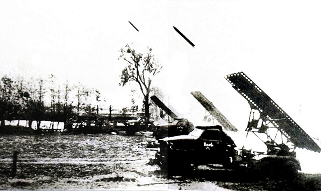 1944年秋天,「布达佩斯战役」期间,东线战场布达佩斯地区,多辆苏军BM-13火箭炮车正在对敌方阵地进行射击,炮车底盘是斯图德贝克US6(6×6)卡车。