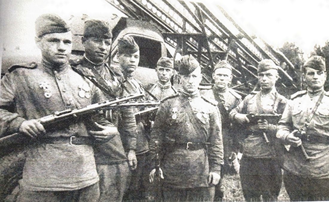 1944年夏天,「白俄罗斯战役」期间,东线战场某地,一张苏军火箭炮兵与BM-13火箭炮车的合照,从站在中前方军官胸前挂满的勋章可知,这是一个立功的火箭炮班。