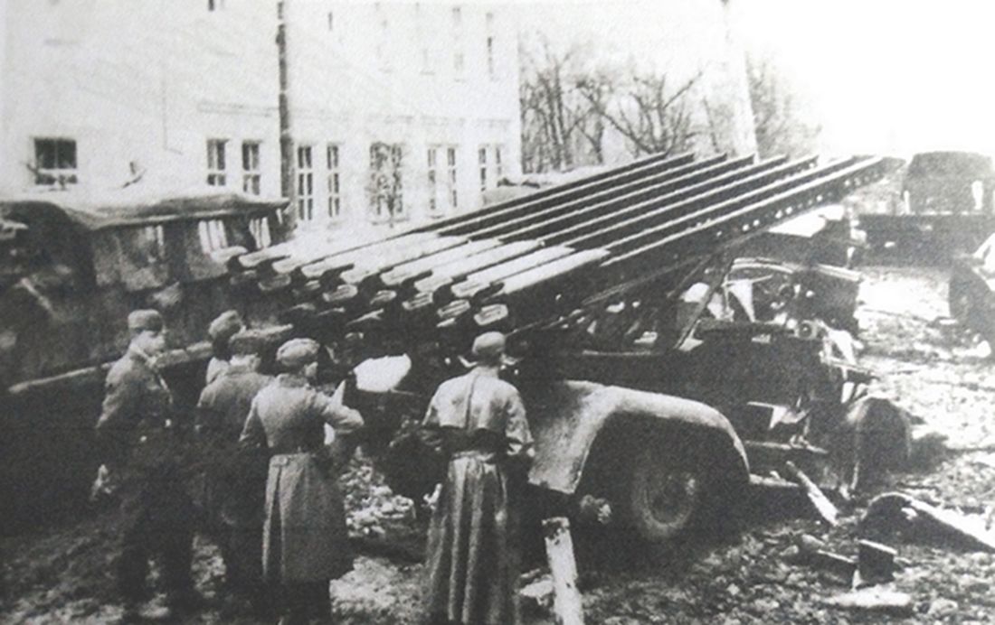 据不完全统计,1942至1945年间,战损的苏军BM-13火箭炮车约1500辆,由于1941年无统计数字,因此实际战损数会更多些。此图为1941年10月,「苏德战争」期间,在东线苏联战场麦斯克地区,被德军第4装甲师缴获的一辆已战损的苏军BM-13火箭炮车。德军以此图来证明苏联当时说没有火箭炮被德军缴获是不真实的宣传。