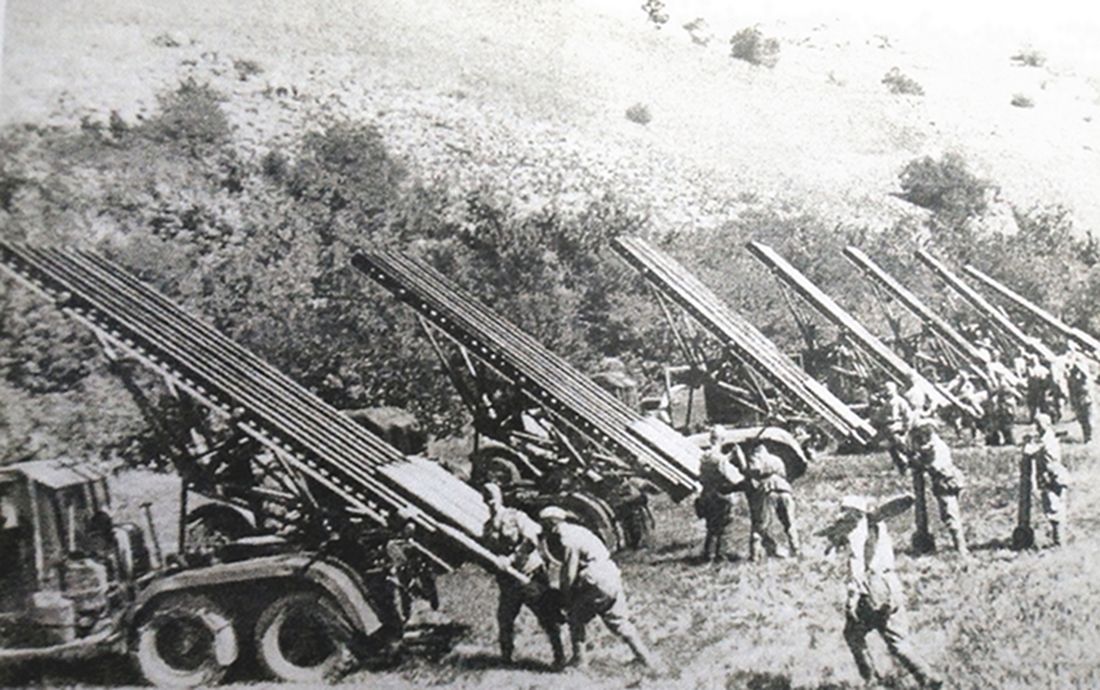 1943年9月,「顿巴斯战役」期间,东线苏联战场乌克兰顿涅茨克地区,苏军第4近卫火箭炮兵团的BM-13型自行火箭炮车进入发射阵地,苏军炮兵正在为火箭炮装填火箭弹,炮车底盘是ZIS-6卡车。