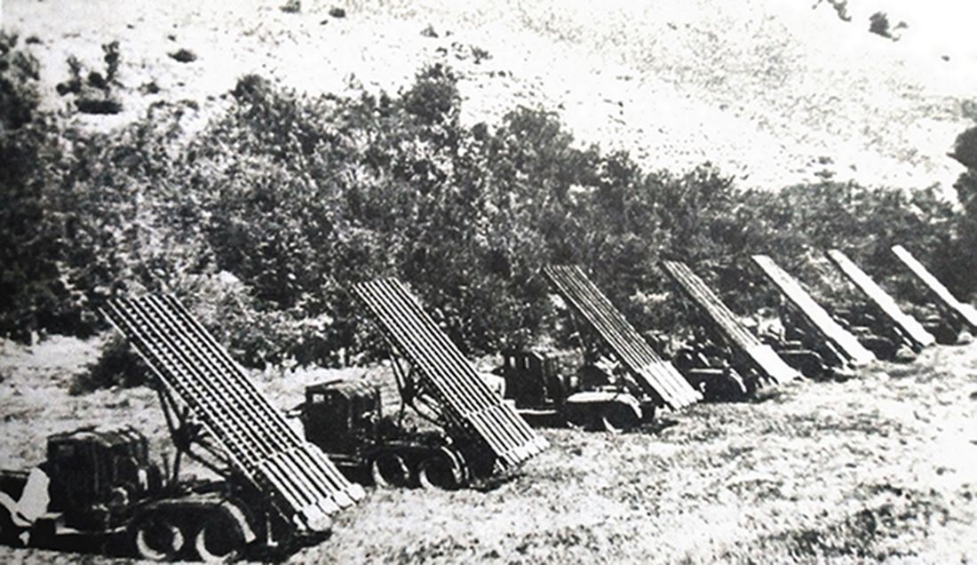 1943年9月,「顿巴斯战役」期间,东线苏联战场乌克兰顿涅茨克地区,隶属苏军第4近卫火箭炮兵团的BM-13型自行火箭炮车已在发射阵地作好开火准备。