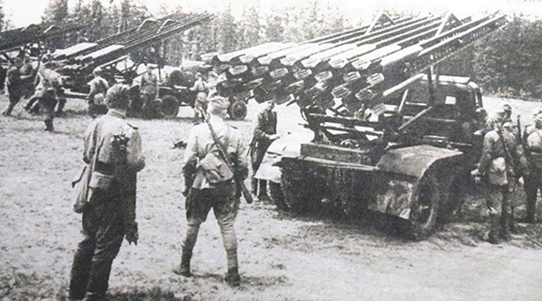 1943年夏天,「库尔斯克会战」期间,东线苏联战场,苏军中央方面军一支BM-13火箭炮车部队正进入发射阵地作战斗准备,炮车底盘是斯图德贝克US6(6×6)卡车。