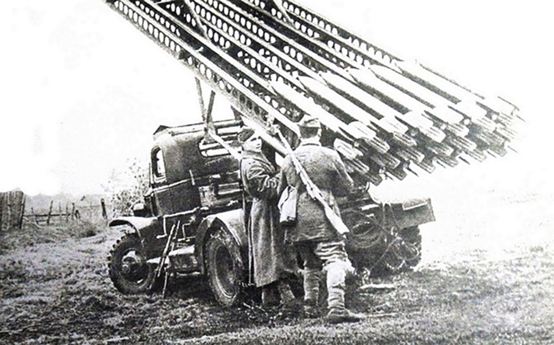 1943年11月,「苏德战争」期间,东线苏联战场,2名苏军炮兵正在为一辆BM-13火箭炮车作发射准备,该炮车隶属苏军第84近卫火箭炮兵团,炮车底盘是雪佛兰G-7171(4×4)卡车。