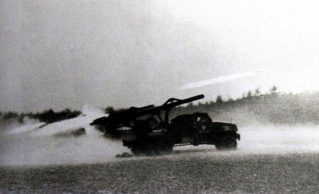 1944年夏天,「白俄罗斯战役」期间,正在东线白俄罗斯战场作战的一辆苏军BM-13火箭炮车,炮车底盘是斯图德贝克US6(6×6)卡车。