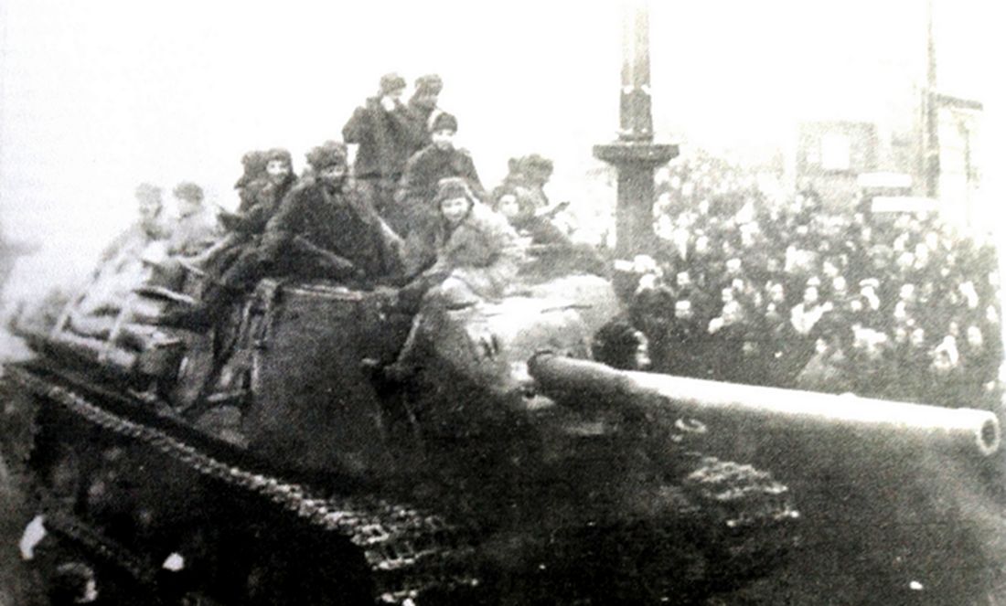 1945年1月，「苏德战争」期间，东线战场波兰，大批民众在街头围观苏军进城，一辆行驶的ISU-122型自行炮车上坐满了带着胜利姿态的苏军士兵。