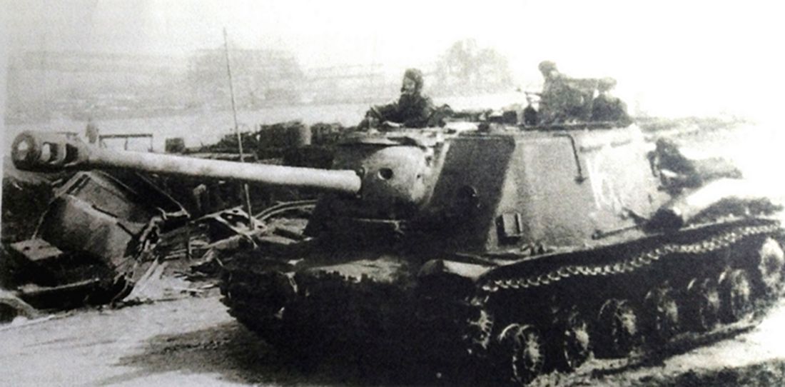 1945年4月，「柯尼斯堡战役」期间，苏联白俄罗斯第3方面军的一辆ISU-122型自行炮车正以战斗状态进入德国一港口城市。