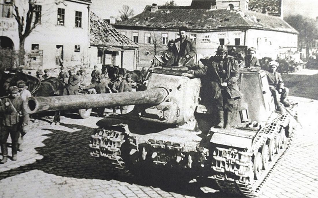 1945年4月，「维也纳攻势」期间，苏军一辆不明单位的ISU-122型自行炮车正在进入奥地利维也纳城。