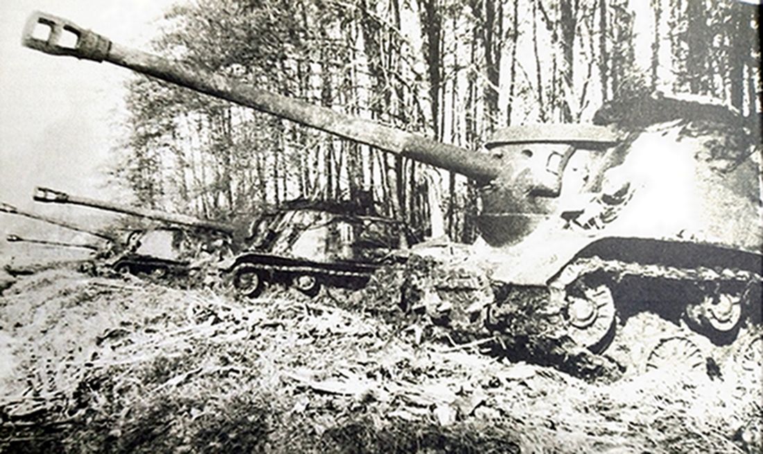 1944年秋天，「苏德战争」期间，东线战场匈牙利，隶属苏联乌克兰第3方面军的ISU-122型自行炮车部队正整装待发。