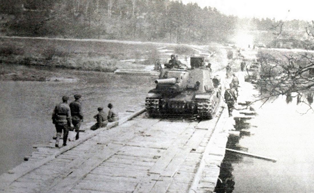 1944年4月，「苏德战争」期间，东线战场，苏联第25炮兵团一辆ISU-122型自行炮车正通过浮桥向前线开进。
