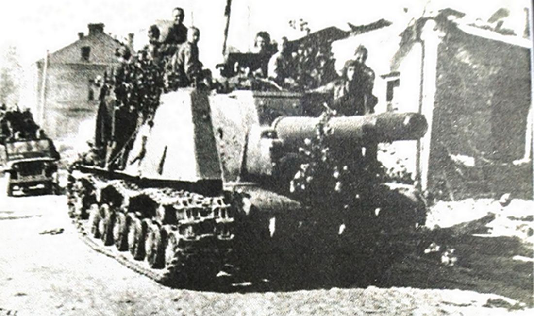 1944年7月,「苏德战争」期间,东线战场,隶属苏联波罗的海第一方面军第6近卫军第333近卫重炮团的一辆ISU-152型自行突击炮车进入刚解放的城市波洛茨克。