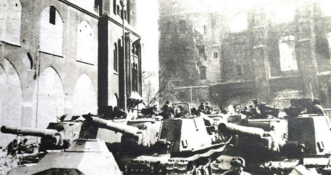 1945年4月,「柯尼斯堡战役」期间,进攻柯尼斯堡的苏联白俄罗斯第3方面军第50集团军第395近卫重炮团的ISU-152型自行突击炮车正在战斗间隙中休息。