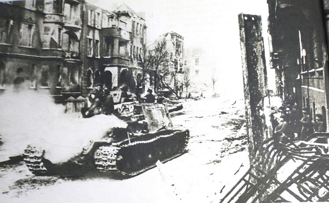 1945年3月,「苏德战争」期间,攻入弗罗茨瓦夫城的苏联乌克兰第1方面军第6集团军第349近卫重炮团的ISU-152型自行突击炮车正在穿越大街,继续向前线进发。