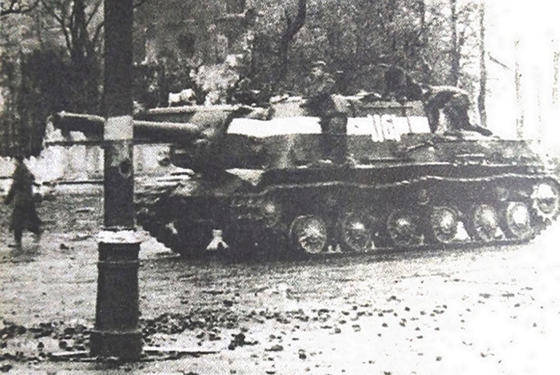 1945年4月30日,「柏林战役」期间,驶过德国柏林市中心的一辆苏军ISU-152型自行突击炮车,为了使盟军飞机识别,炮车车身上涂有粗粗一条带状白色标志。