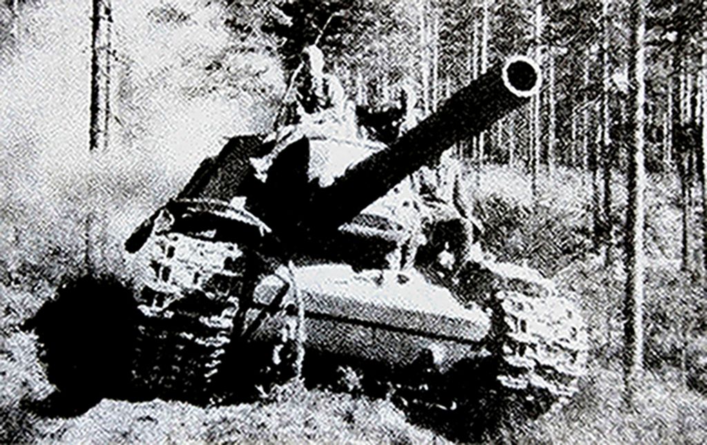 1944年,「苏德战争」期间,东线战场,苏军一辆隐蔽在森林里的SU-152型自行榴弹炮车。