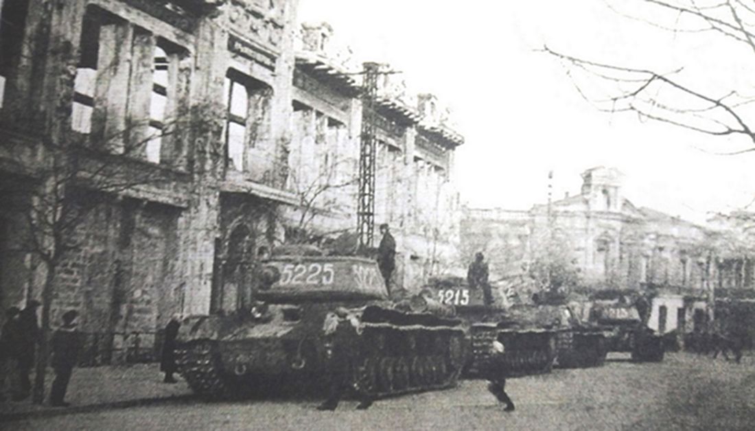 1944年4月,「苏德战争」期间,东线苏联战场,苏军第1452炮兵团的SU-152型自行榴弹炮车停靠在刚解放的塞瓦斯托波尔城中街道上。