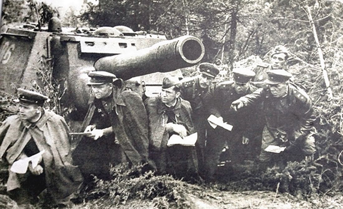 1944年春天,「苏德战争」期间,东线苏联战场,隶属波罗的海第2方面军1539近卫重炮团的指挥军官以一辆SU-152型自行榴弹炮车作掩护,在敌方阵地前研究作战方案。