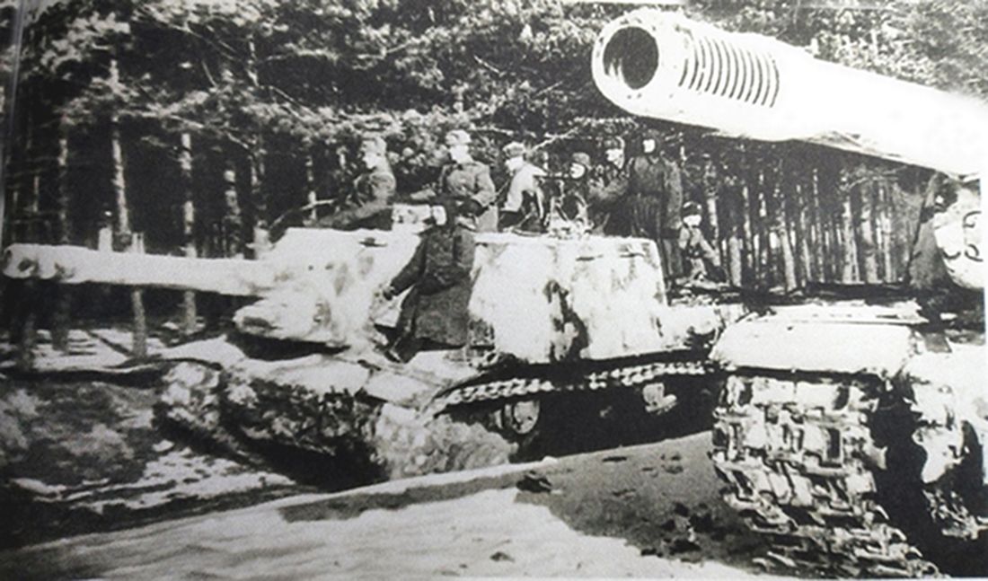 1944年冬天,「苏德战争」期间,东线苏联战场,正在行进的一队苏军SU-152型自行榴弹炮车。