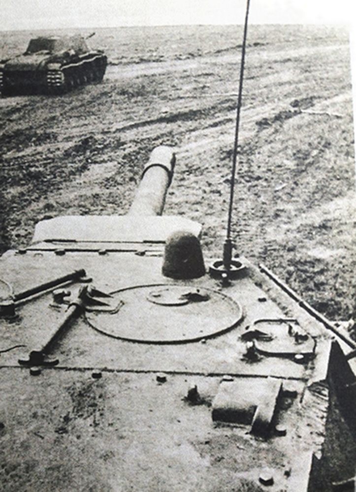 1944年夏天,「苏德战争」期间,东线苏联战场,正在战场上战斗的苏联波罗的海第3方面军的SU-152型自行榴弹炮车。