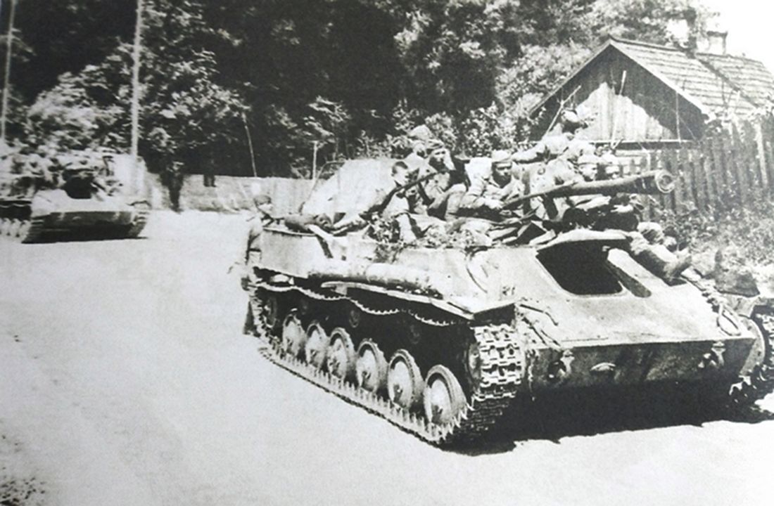 1944年7月,「苏德战争」期间,东线战场波兰,隶属苏联白俄罗斯方面军第5近卫坦克军第1223轻炮兵团的一队SU-76M型自行突击炮车搭载着士兵向前线开进。
