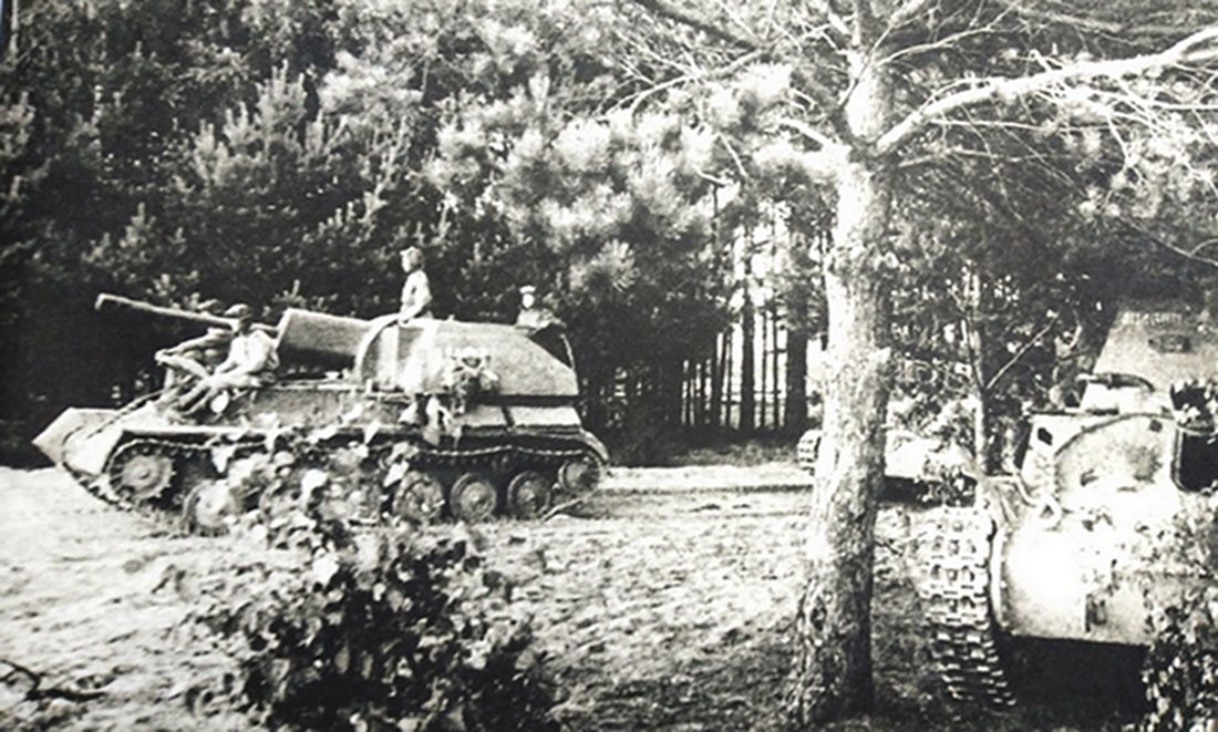 1944年7月,「苏德战争」期间,东线战场,隶属苏联白俄罗斯第1方面军的SU-76M型自行突击炮车正在城市街道上驶过。