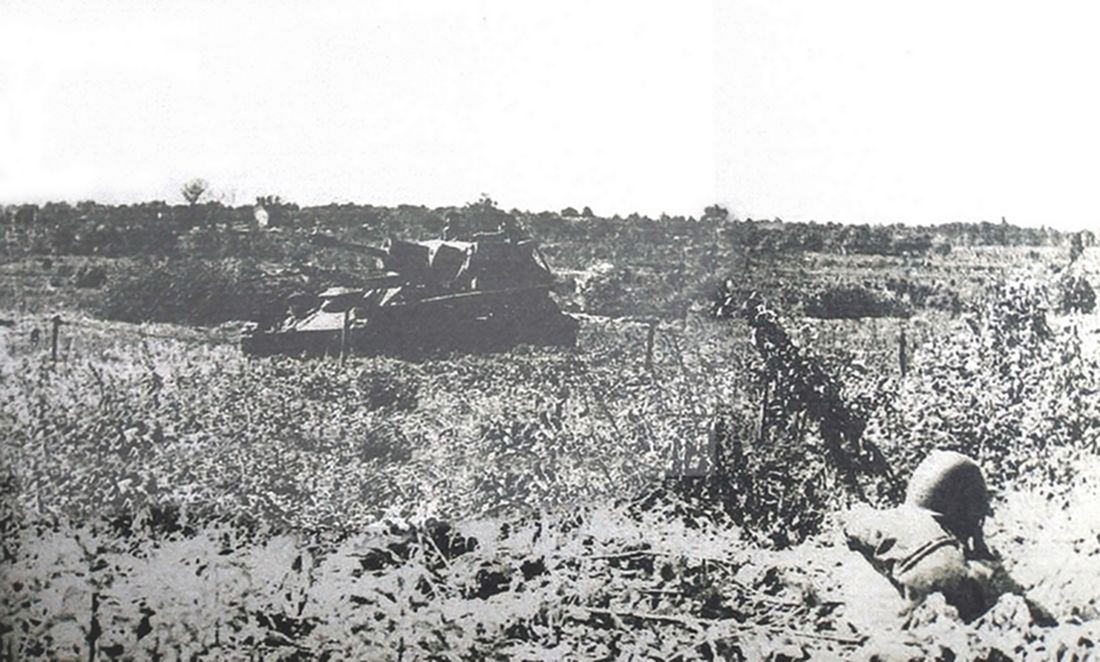 1944年7月,「苏德战争」期间,东线,苏军第3步兵师的士兵与第3独立炮兵连的SU-76M型自行突击炮车进行联合演习。