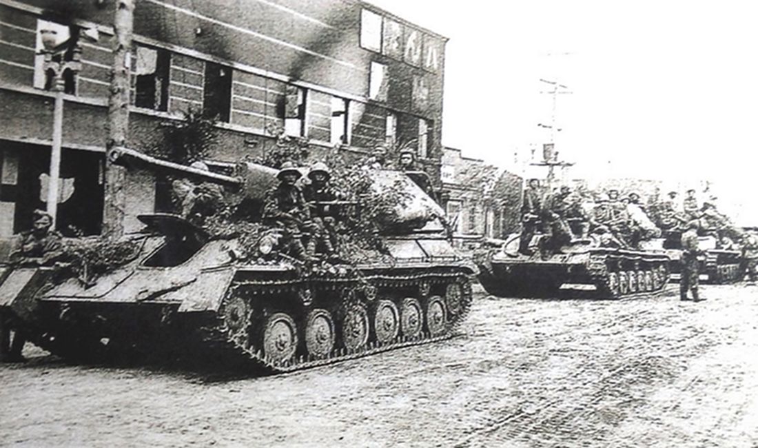 1944年7月,「苏德战争」期间,东线苏联战场,一队搭载着步兵的SU-76M型自行突击炮车进入刚收复的明斯克市。