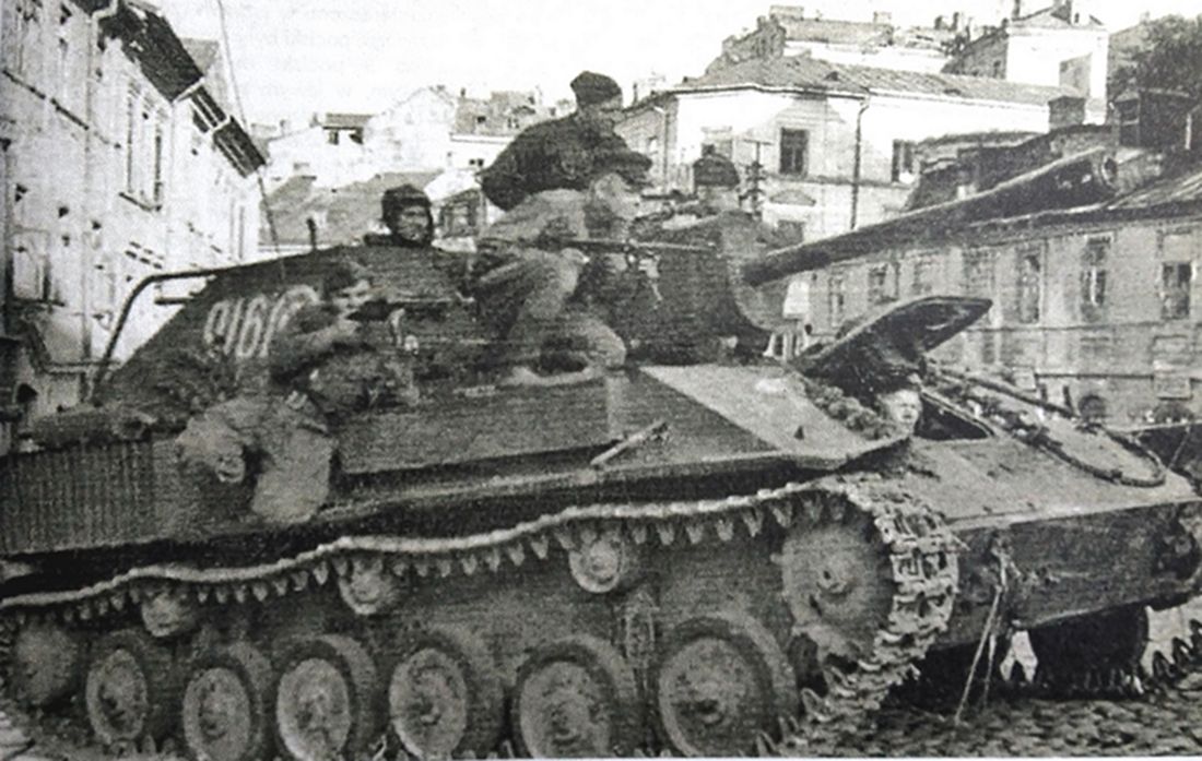 1944年6月,「苏德战争」期间,东线战场波兰鲁布林地区,隶属苏联第2坦克集团军第8装甲近卫军(编号「916」)的一辆SU-76M型自行突击炮车搭载着士兵在城市街巷中作战。