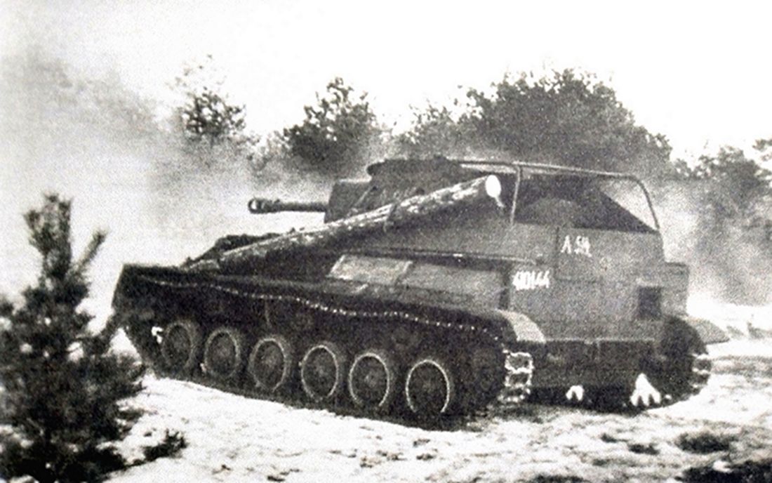1945年2月,「苏德战争」期间,东线战场德国,正在开炮向德军阵地射击的苏联白俄罗斯第3方面军第11近卫集团军的一辆SU-76M型自行突击炮车。