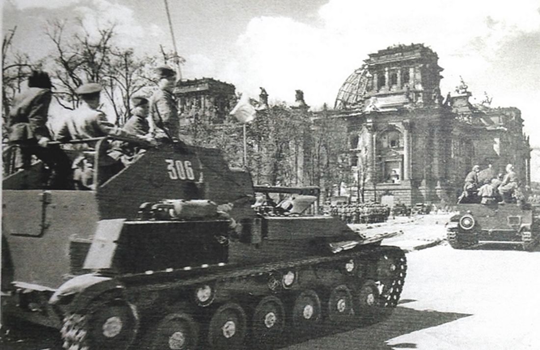 1945年5月,「柏林战役」期间,德国,苏军攻克柏林,一队苏军的SU-76M型自行突击炮车在柏林大街上巡游。图中可见到SU-76上部开放式的炮塔。