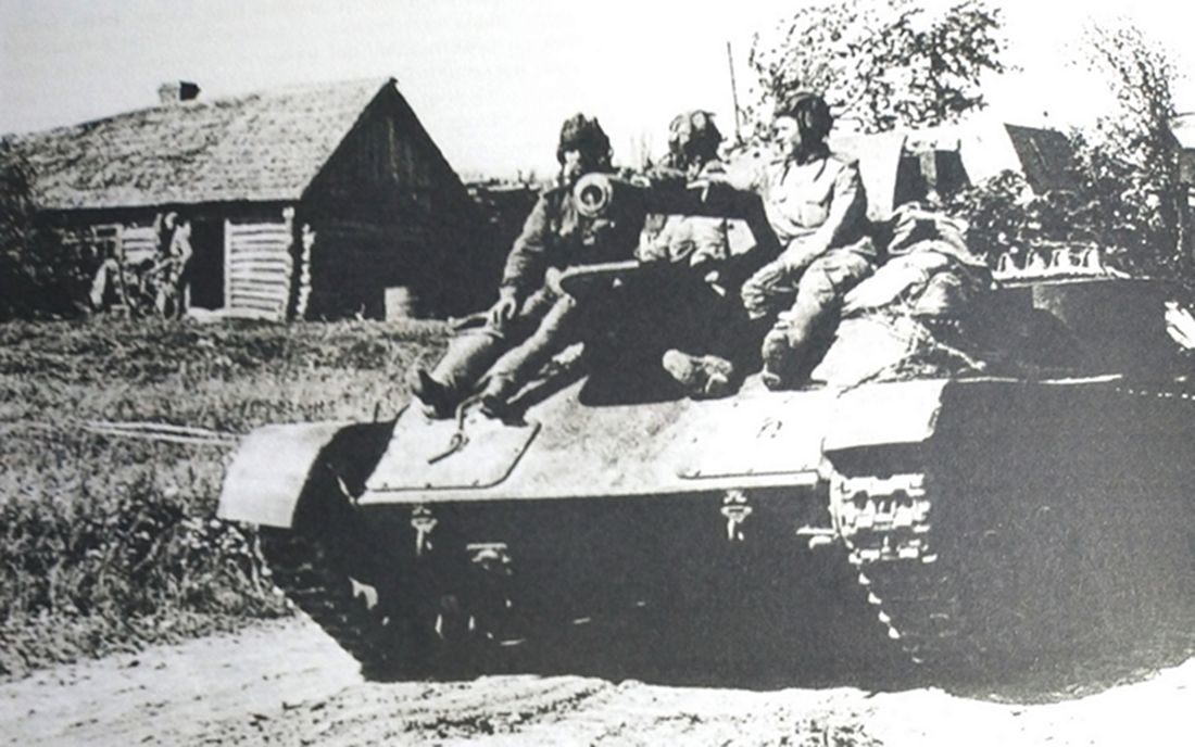 1943年夏天,「苏德战争」期间,东线苏联战场,隶属苏联沃罗涅日方面军的一辆SU-76型自行突击炮车正在一村庄泥路上行驶。