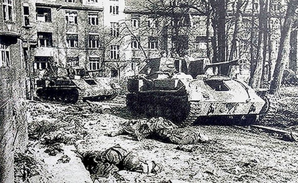 1944年春天,「苏德战争」期间,东线战场白俄罗斯地区,苏军的SU-76M型自行突击炮车发挥其体轻机动的长处,在攻城战斗中与德军进行巷战,从躺在地上众多的德军士兵遗体可知该次战斗的激烈程度。