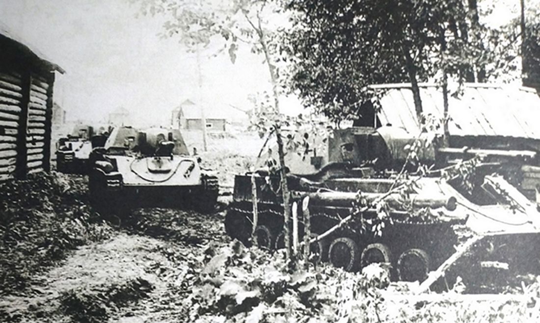 1944年7月,「苏德战争」期间,东线苏联战场卡累利亚前线,一队苏军的SU-76M型自行突击炮车正进入刚攻占的村庄。