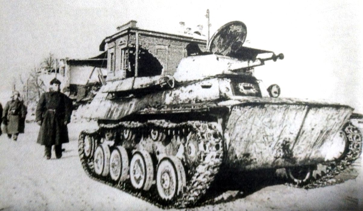 1942年冬季,「苏德战争」期间,东线苏联战场,隶属苏军加里宁方面军不明单位的一辆T-40水陆两栖坦克正停靠在路旁。