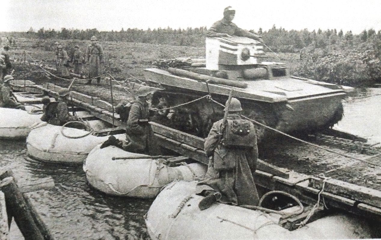 1936年秋,一辆隶属白俄罗斯军区的T-37水陆两栖坦克正在过浮桥。
