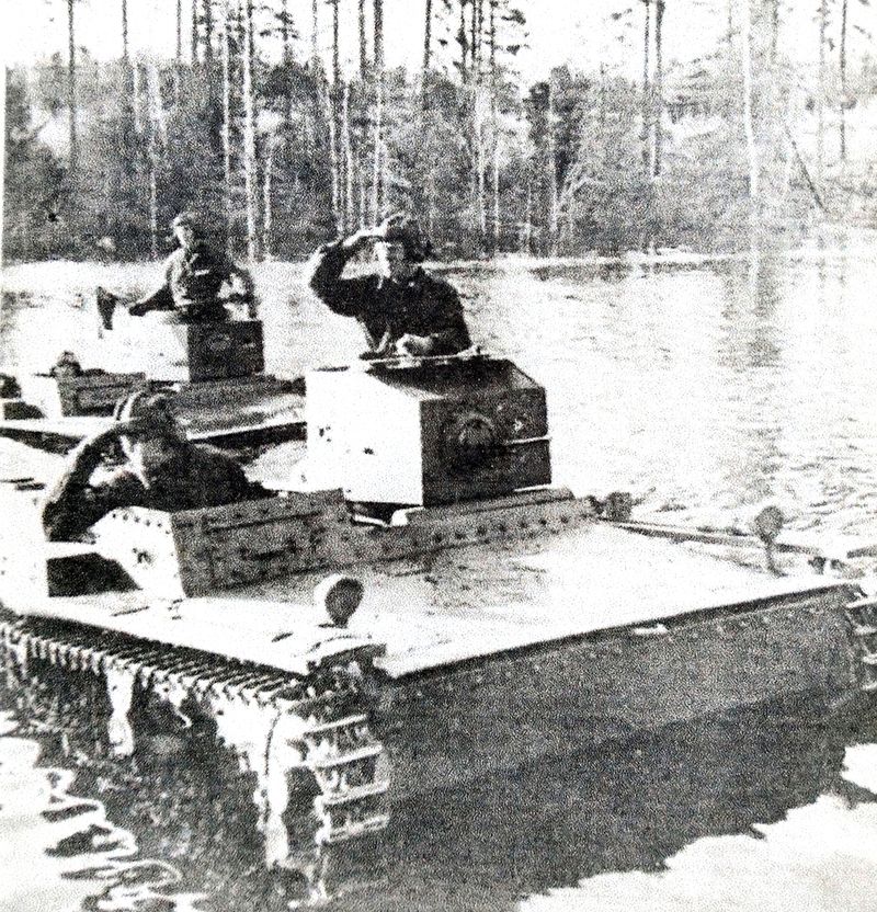 1941年,「苏德战争」期间,正在渡河的苏军第10机械化军的T-38水陆两栖坦克。