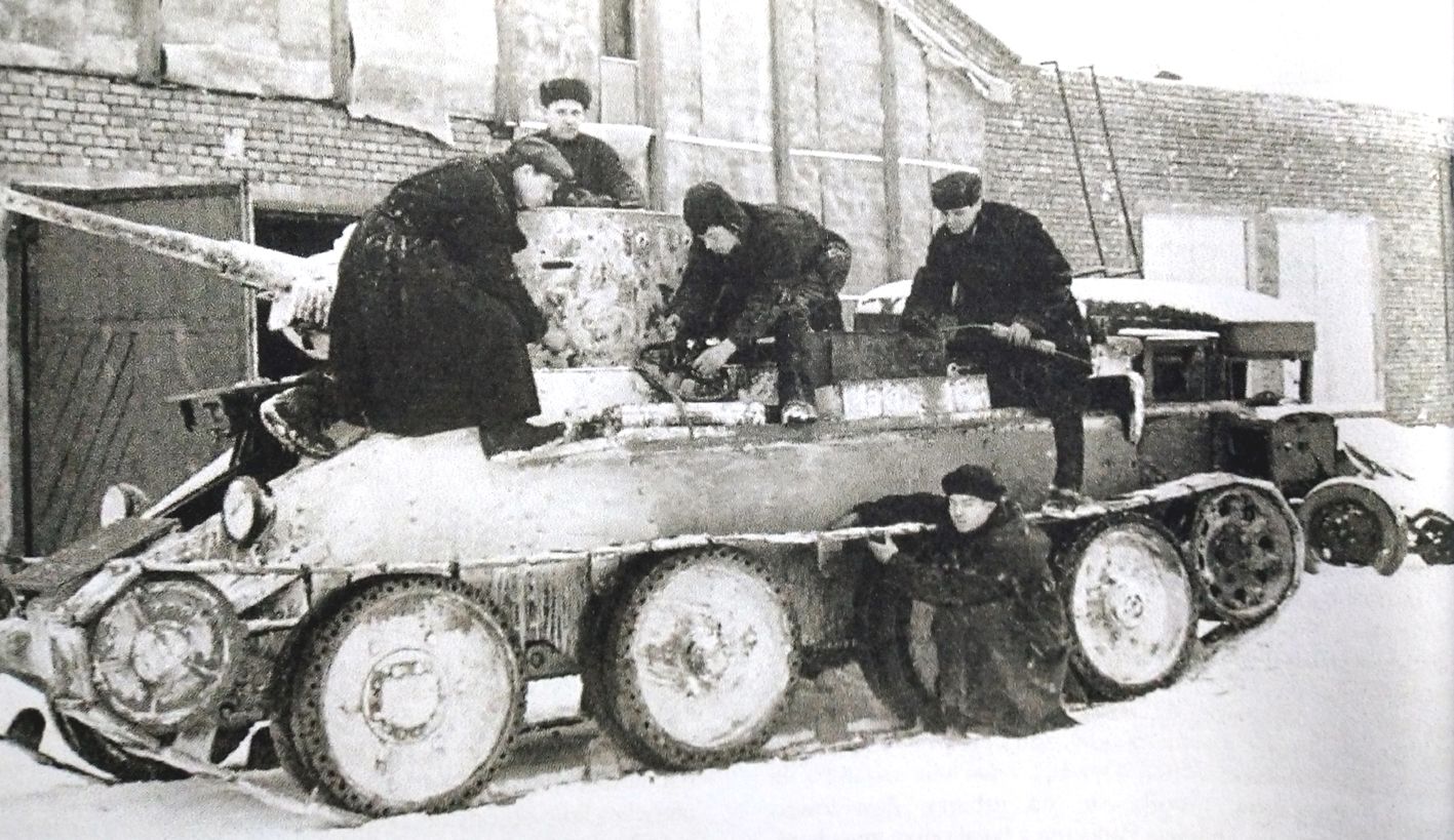1941年11月,「苏德战争」期间,苏联一处铁路仓库旁,一辆BT-5水陆两栖坦克正在维修。