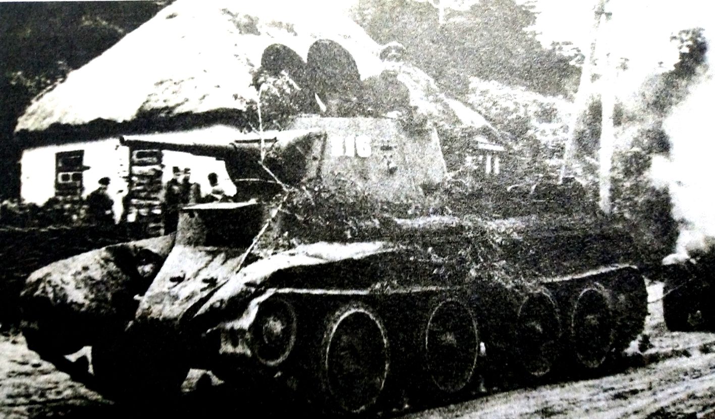 1941年8月,「苏德战争」期间,乌克兰一村庄,一辆苏军BT-7快速坦克正拖动一辆受损的汽车开往安全地区。