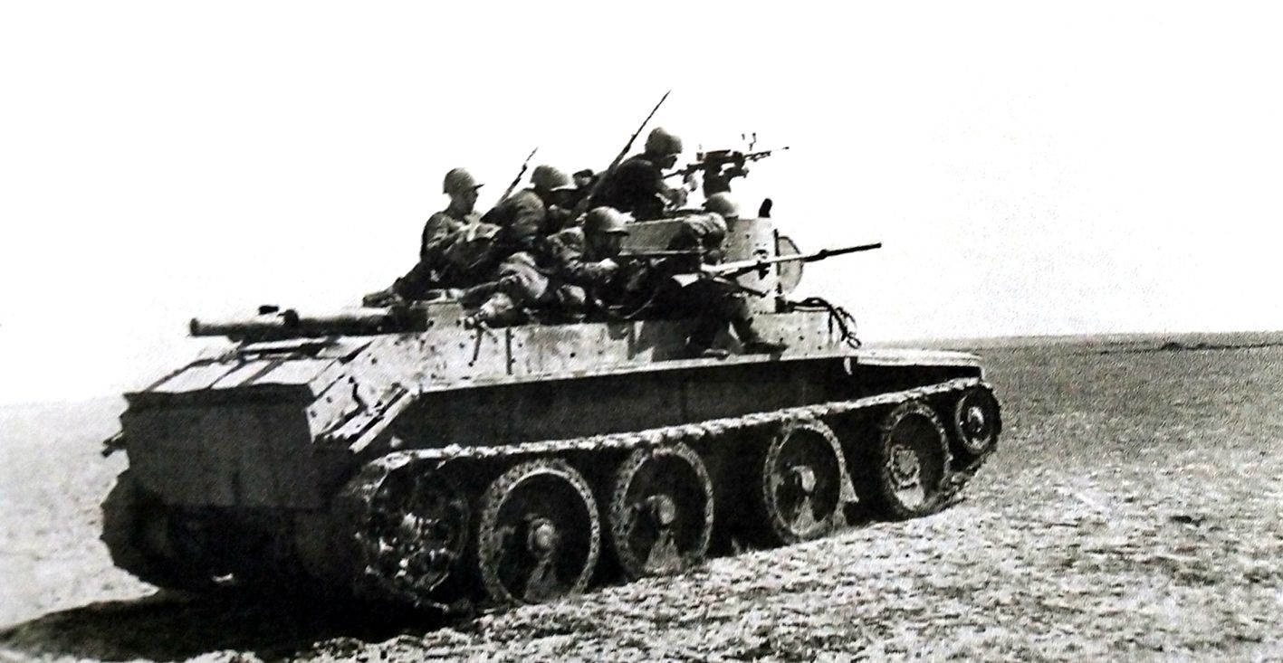 1942年5月,「苏德战争」期间,苏联西南方面军一辆BT-7快速坦克正协同步兵进行攻击,坦克上的机枪手正在射击,士兵搭乘在坦克上以坦克作掩护前进。