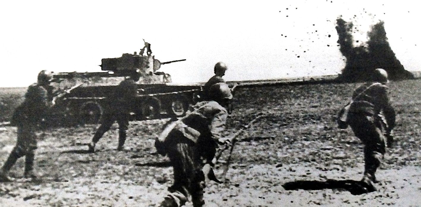 1942年5月,「苏德战争」期间,苏联西南方面军一辆BT-7快速坦克正协同步兵向德军阵地进攻。