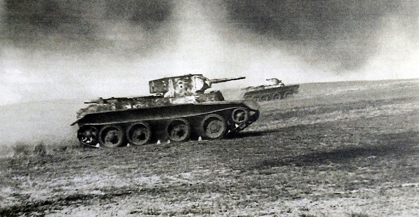 1942年5月12日,「苏德战争」期间,东线苏联战场,西南方面军第13装甲旅正在向德军阵地进攻。图中靠前面的是一辆BT-7快速坦克,靠后面小的是一辆只装备机枪的老式BT-2快速坦克,可见当时苏军仍有老式BT-2坦克在参战。