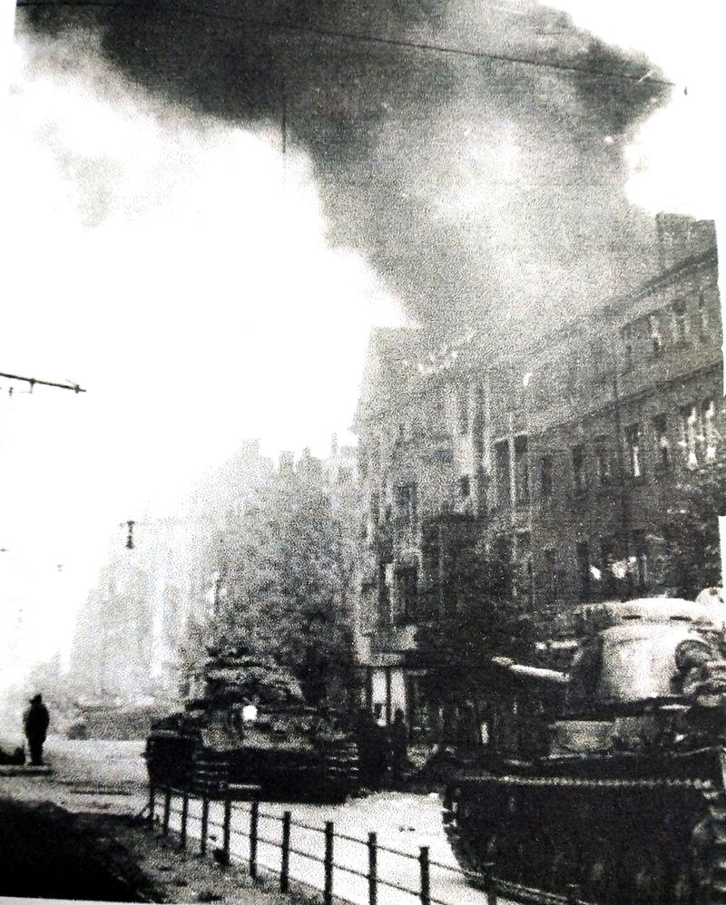 1945年4月，「柏林战役」期间，在柏林攻坚战中，一队IS-2重型坦克正在柏林街道攻击前进。