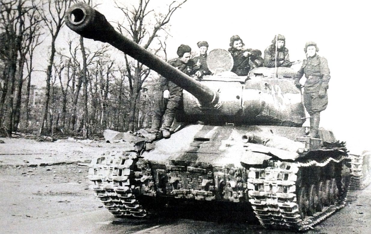 1945年5月，「柏林战役」期间，一队IS-2重型坦克抵达柏林。