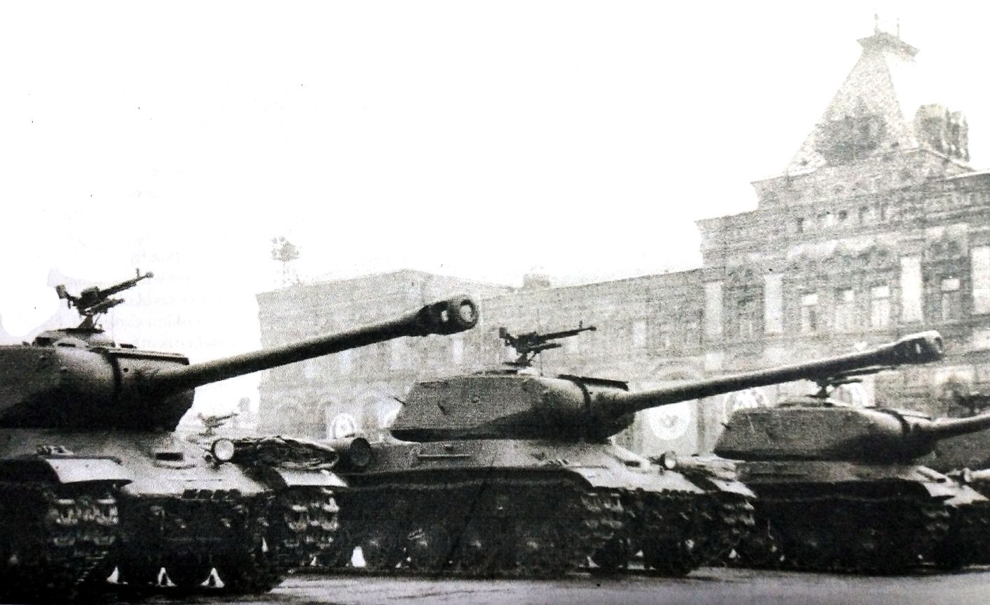1945年7月24日，莫斯科红场胜利阅兵游行中的IS-2重型坦克，坦克装备了高射机枪，属于后期生产的IS-2型号。