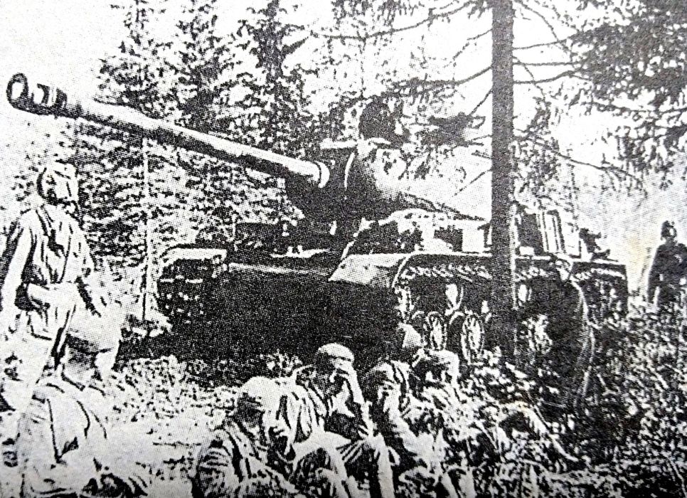 一辆IS-2重型坦克驶过一群正在休息的苏军士兵旁边。
