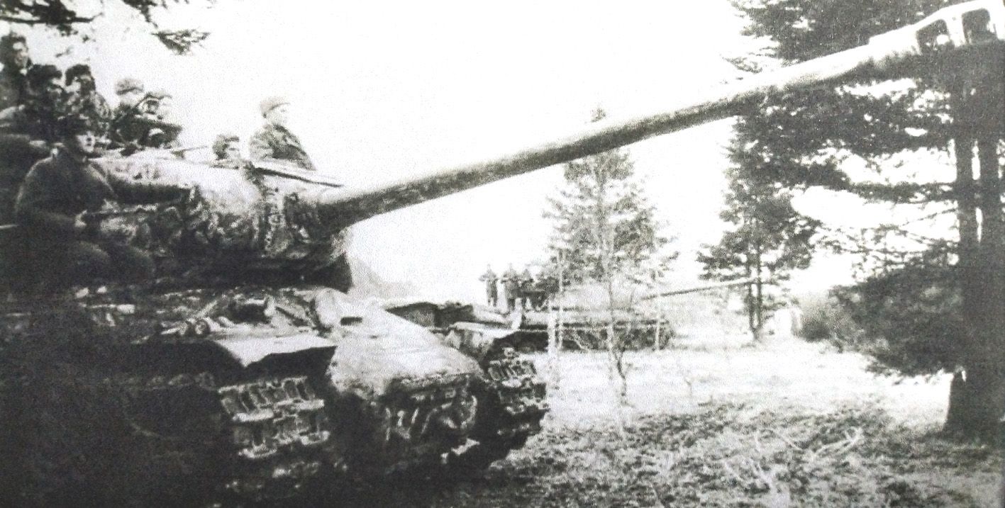 1945年1月，「苏德战争」期间，两辆隶属乌克兰第一方面军第29近卫重型坦克团的IS-2M重型坦克搭载士兵向前线挺进。