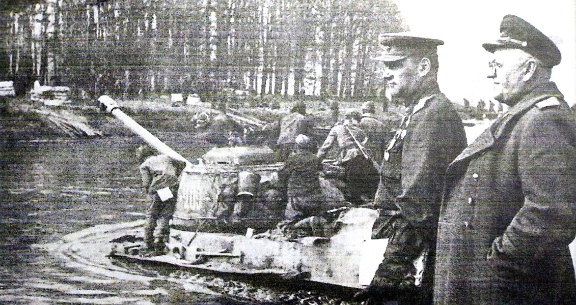 1945年4月18日，「柏林战役」期间，一辆第3近卫坦克集团军第57独立近卫坦克团的IS-2重型坦克正在横渡施普雷河。图片前站立的是第7近卫装甲军副指挥官，两次获得苏联英雄称号的雅库鲍夫斯基上校和总指挥科罗廖夫。