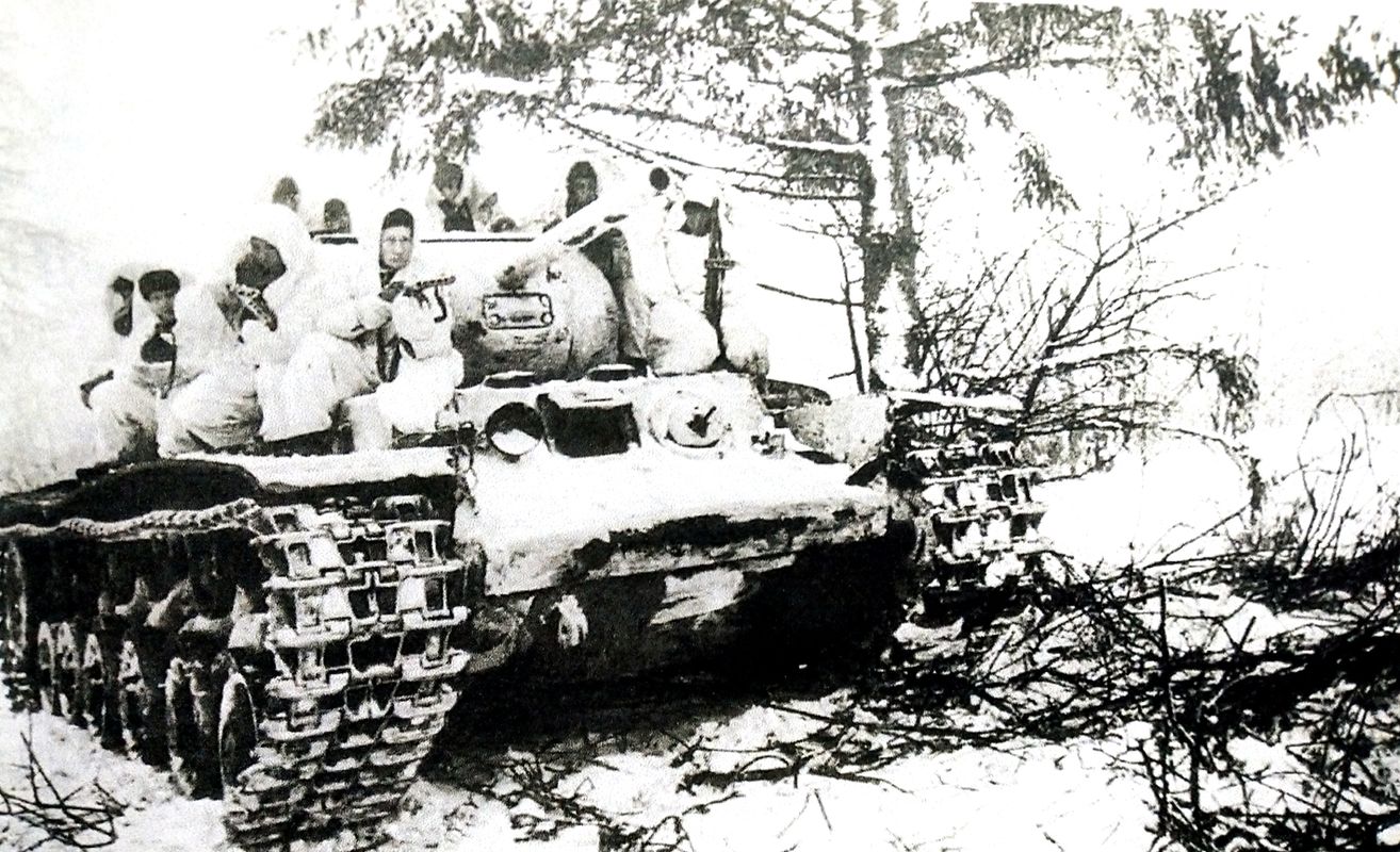 1943年冬季,「苏德战争」期间,东线苏联列宁格勒地区,一辆苏军KV-1坦克搭载着苏联士兵以战斗姿态前进。