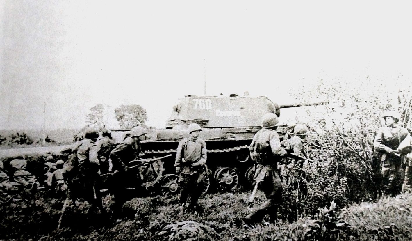 1944年6月,「苏德战争」期间,列宁格勒前线的卡累利亚峡谷,一辆隶属苏军第260独立突击坦克团,编号为700并命名为「苏沃洛夫」的KV-1坦克在支援步兵向德军进攻。