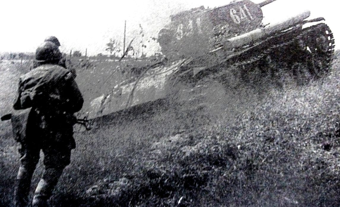 1944年夏季,「苏德战争」期间,列宁格勒前线的卡累利亚峡谷,苏军步兵正跟随一辆KV-1S坦克向德军阵地发起冲锋。